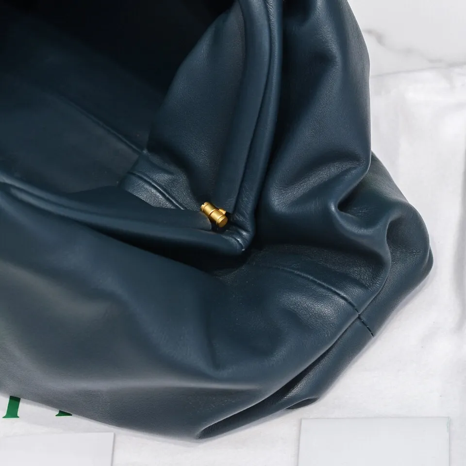 Batch 1660 Bottega Veneta cloud bag ☁️POUCH series original plain calfskin, super low-key and attractive, soft and casual, major Internet celebrity bloggers are crazy about calling it fashionable and classy, ​​lazy and intellectual Large size: 38x20x8.5cm (large cloud plain) dark blue